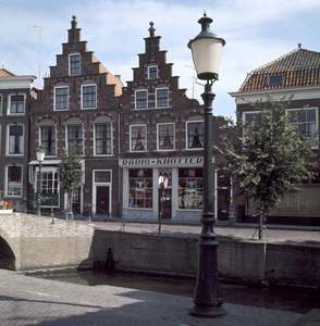119954 Gezicht op de voorgevels van de huizen Markt Oostzijde 2 (rechts van het midden)- 4-6 te Oudewater.